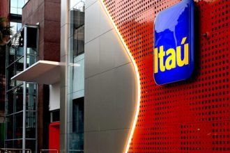 Fachada moderna de um banco Itaú com logotipo azul e amarelo.