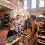Feira D em parceria com Manauara Shopping, com expositores e clientes em um ambiente de feira.