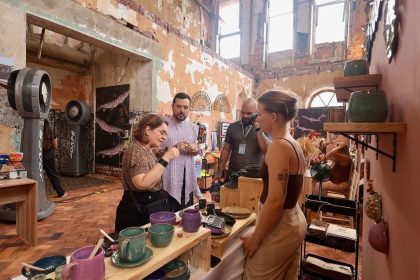 Feira D em parceria com Manauara Shopping, com expositores e clientes em um ambiente de feira.