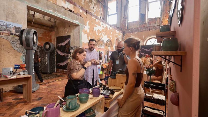 Feira D em parceria com Manauara Shopping, com expositores e clientes em um ambiente de feira.