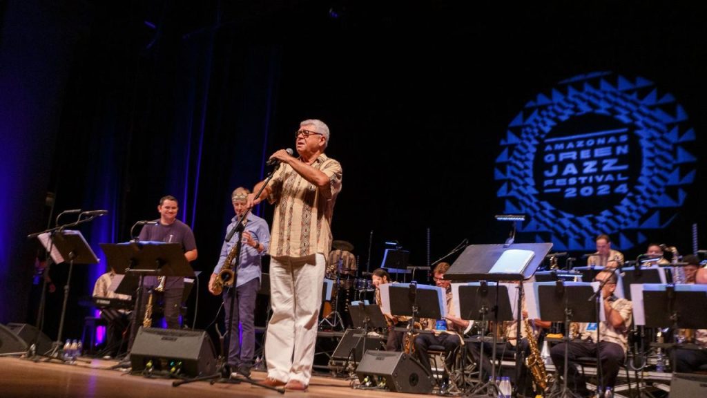 Festival Amazonas Green Jazz 2024: apresentação musical no palco com banda e cantor.