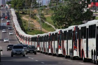 Fila de ônibus de transporte público em Manaus, AM, em potencial expansão de 41km.