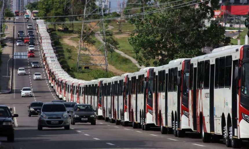Fila de ônibus de transporte público em Manaus, AM, em potencial expansão de 41km.