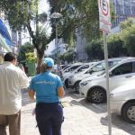 Fiscal da Zona Azul em Manaus verifica carros estacionados em via pública.
