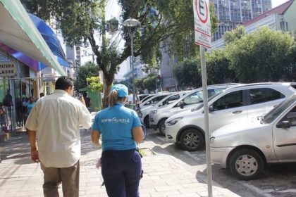 Fiscal da Zona Azul em Manaus verifica carros estacionados em via pública.