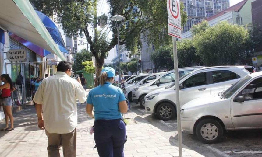 Fiscal da Zona Azul em Manaus verifica carros estacionados em via pública.