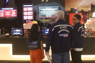 Fiscalização do PROCON Amazonas em cinema de Manaus por proibição de alimentos.