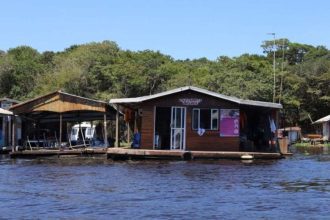Flutuantes no Rio Tarumã-Açu: DPE-AM atua para evitar remoção.
