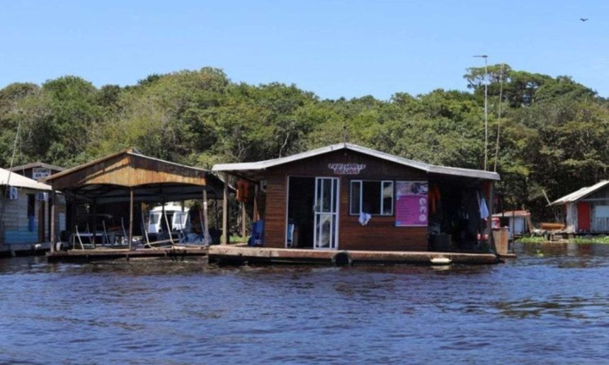 Flutuantes no Rio Tarumã-Açu: DPE-AM atua para evitar remoção.