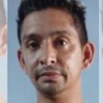 Foto de homem de meia-idade procurado com expressão séria, em fundo azul claro.