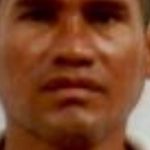 Foto de rosto de um homem, possivelmente vítima de acidente, em tons de marrom.