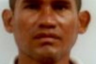 Foto de rosto de um homem, possivelmente vítima de acidente, em tons de marrom.