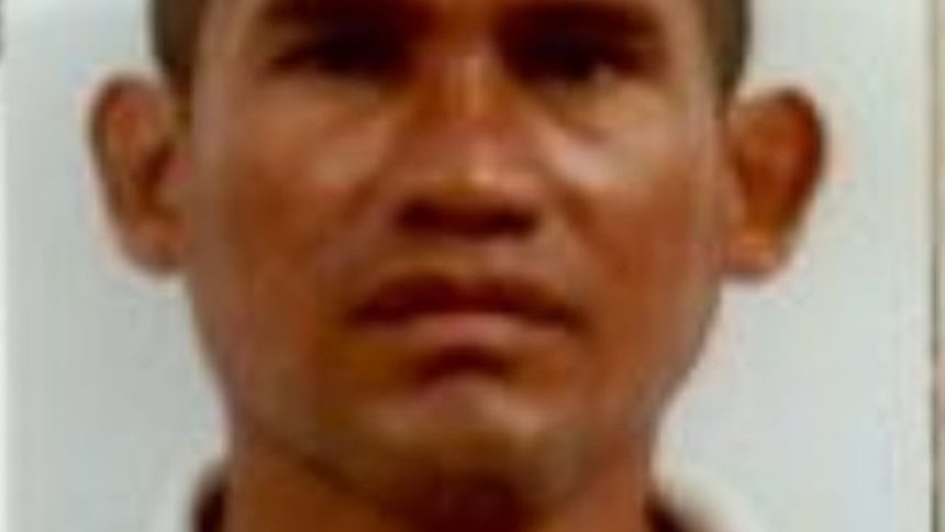 Foto de rosto de um homem, possivelmente vÃtima de acidente, em tons de marrom.