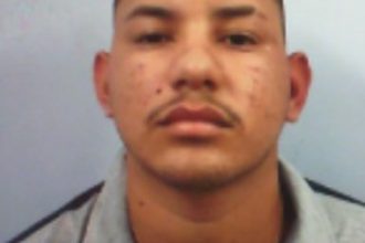 Foto de suspeito de furto em Manaus, com bigode e cabelo curto.