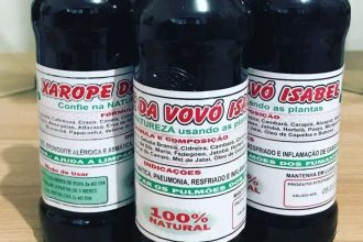 Frascos de xarope natural 'Da Vovó Isabel' para tosse e problemas respiratórios, produto proibido pela Anvisa