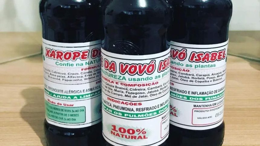Frascos de xarope natural 'Da Vovó Isabel' para tosse e problemas respiratórios, produto proibido pela Anvisa