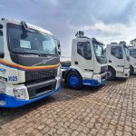 Frota de caminhões Volvo em pátio da Bertolini, empresa que abre vagas em Manaus.