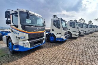 Frota de caminhões Volvo em pátio da Bertolini, empresa que abre vagas em Manaus.