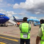 Funcionários do aeroporto em frente a aviões Azul Cargo e Braspress