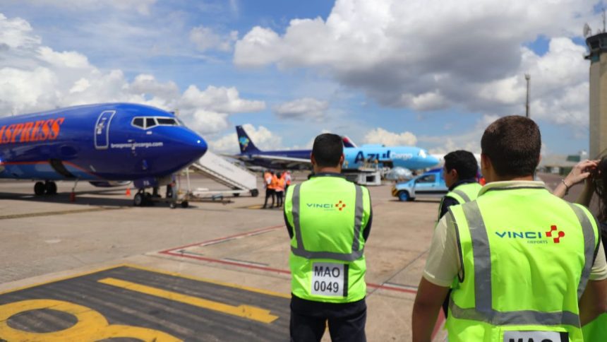 Funcionários do aeroporto em frente a aviões Azul Cargo e Braspress