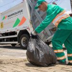 Gari da Marquise Ambiental coleta lixo em Manaus.