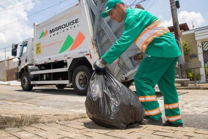 Gari da Marquise Ambiental coleta lixo em Manaus.