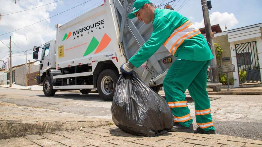 Gari da Marquise Ambiental coleta lixo em Manaus.