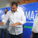 Governador Wilson Lima assina documentos durante evento de lançamento do edital Cetam.