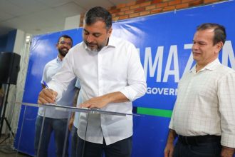 Governador Wilson Lima assina documentos durante evento de lançamento do edital Cetam.