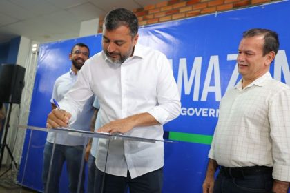 Governador Wilson Lima assina documentos durante evento de lançamento do edital Cetam.