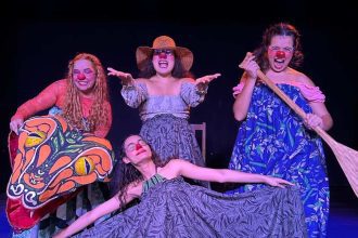 Grupo de atrizes caracterizadas como palhaças em apresentação teatral sobre lendas amazônicas.