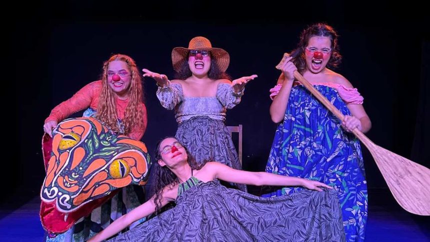 Grupo de atrizes caracterizadas como palhaças em apresentação teatral sobre lendas amazônicas.