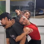 Grupo de dançarinos em apresentação do espetáculo 'Ruína' sobre queimadas na Amazônia