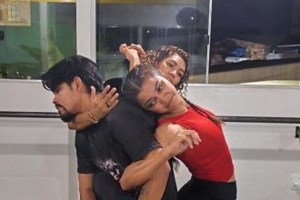 Grupo de dançarinos em apresentação do espetáculo 'Ruína' sobre queimadas na Amazônia