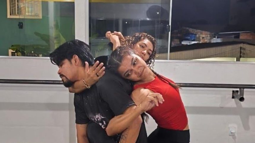 Grupo de dançarinos em apresentação do espetáculo 'Ruína' sobre queimadas na Amazônia