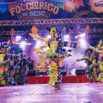 Grupo de dançarinos fantasiados se apresenta no Festival Folclórico do Sesc.