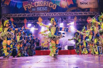 Grupo de dançarinos fantasiados se apresenta no Festival Folclórico do Sesc.