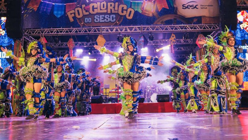 Grupo de dançarinos fantasiados se apresenta no Festival Folclórico do Sesc.