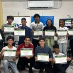 Grupo de jovens segurando certificados em evento de estágio e Jovem Aprendiz em Manaus.