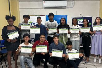 Grupo de jovens segurando certificados em evento de estágio e Jovem Aprendiz em Manaus.