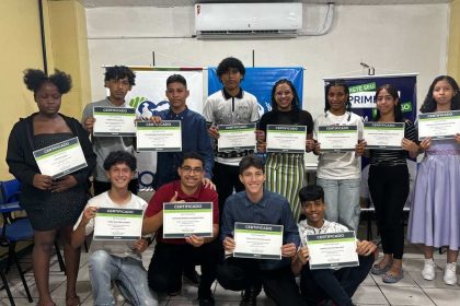 Grupo de jovens segurando certificados em evento de estágio e Jovem Aprendiz em Manaus.
