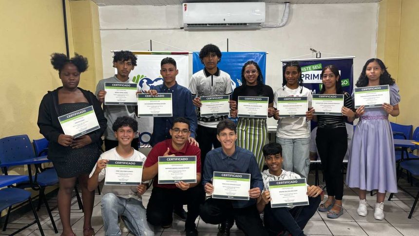 Grupo de jovens segurando certificados em evento de estágio e Jovem Aprendiz em Manaus.