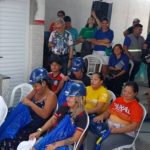 Grupo de pessoas em evento, usando capacetes azuis e camisetas na Virada Sustentável