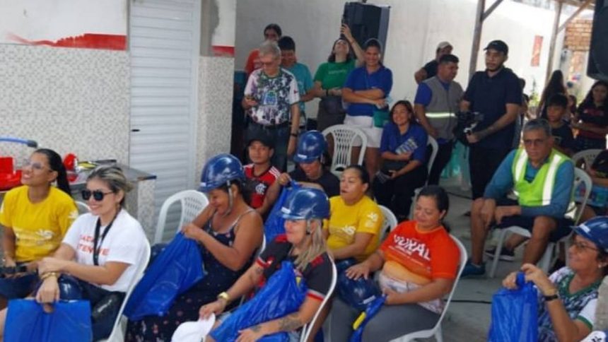 Grupo de pessoas em evento, usando capacetes azuis e camisetas na Virada Sustentável