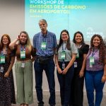 Grupo de pessoas em workshop sobre emissões de carbono em aeroportos no Aeroporto de Manaus.