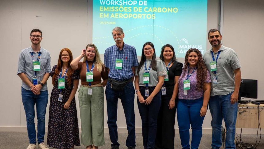 Grupo de pessoas em workshop sobre emissões de carbono em aeroportos no Aeroporto de Manaus.