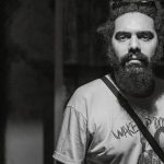 André Cunha ‘Mata-gato’ Homem barbudo com camiseta 'Wake Up Donnie' em preto e branco