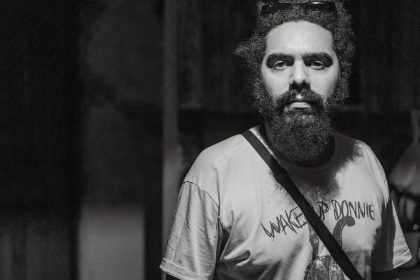 André Cunha ‘Mata-gato’ Homem barbudo com camiseta 'Wake Up Donnie' em preto e branco