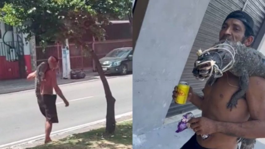 Homem carrega jacaré nos ombros enquanto caminha na rua. Cena inusitada com animal exótico.