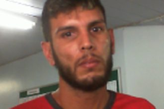 Homem com barba em foto de procurado por roubos em Manaus
